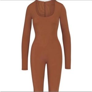 SKIMS All In One Bodysuit Catsuit Scoopneck Size 4X in Sienna color